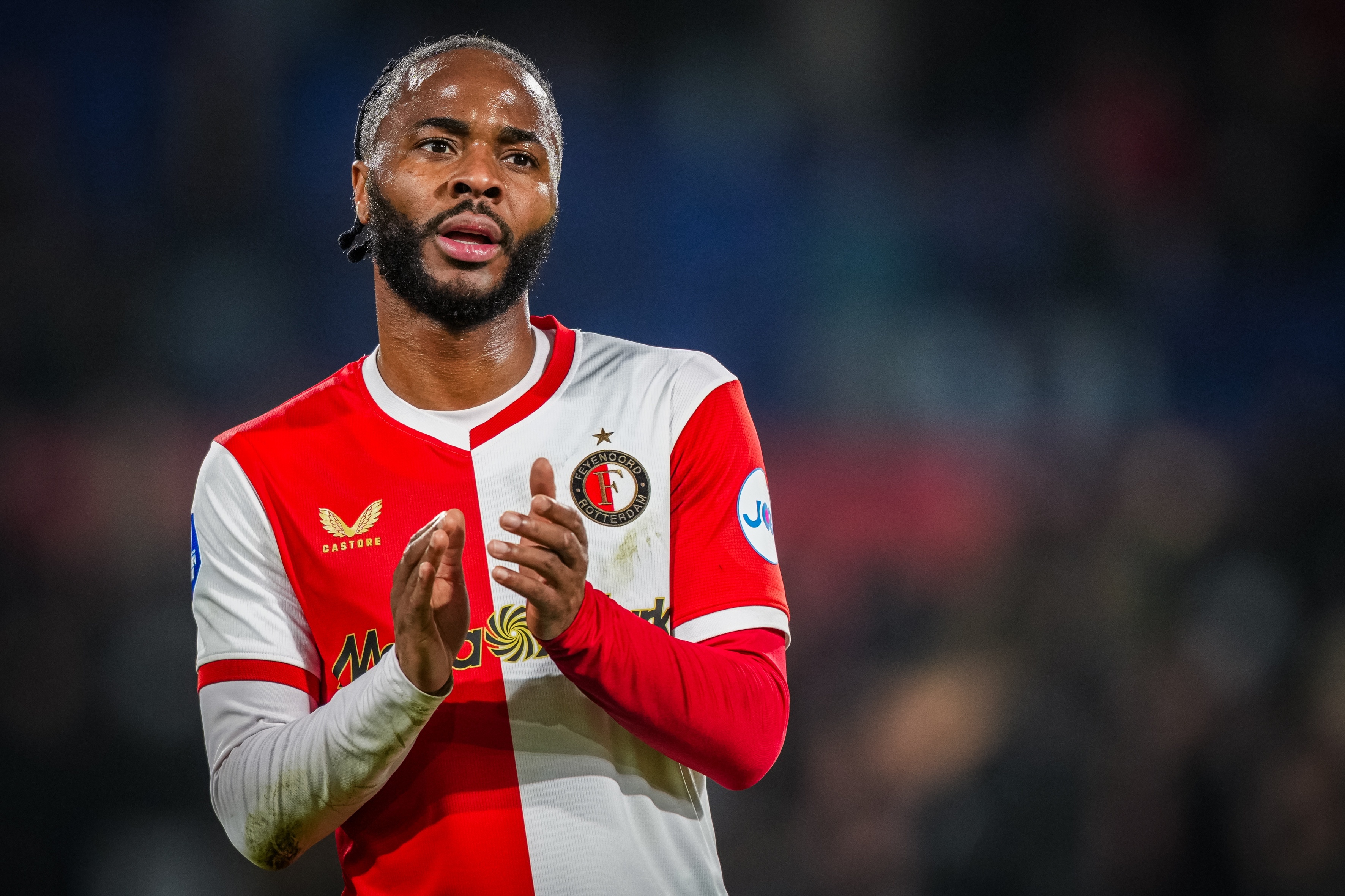 世界杯比赛观看入口-记者提问斯特林时笑了，斯特林回怼：你不该笑，我在努力找回状态