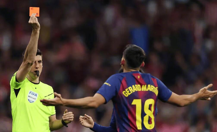 世界杯赛事官网app下载-皇马TV质疑VAR判罚标准不一，对比马丁黄牌与巴尔韦德红牌|马竞|卡洛斯-巴尔韦德|杰拉德·莫雷诺|马德里竞技|皇家马德里_新浪体育_新浪新闻